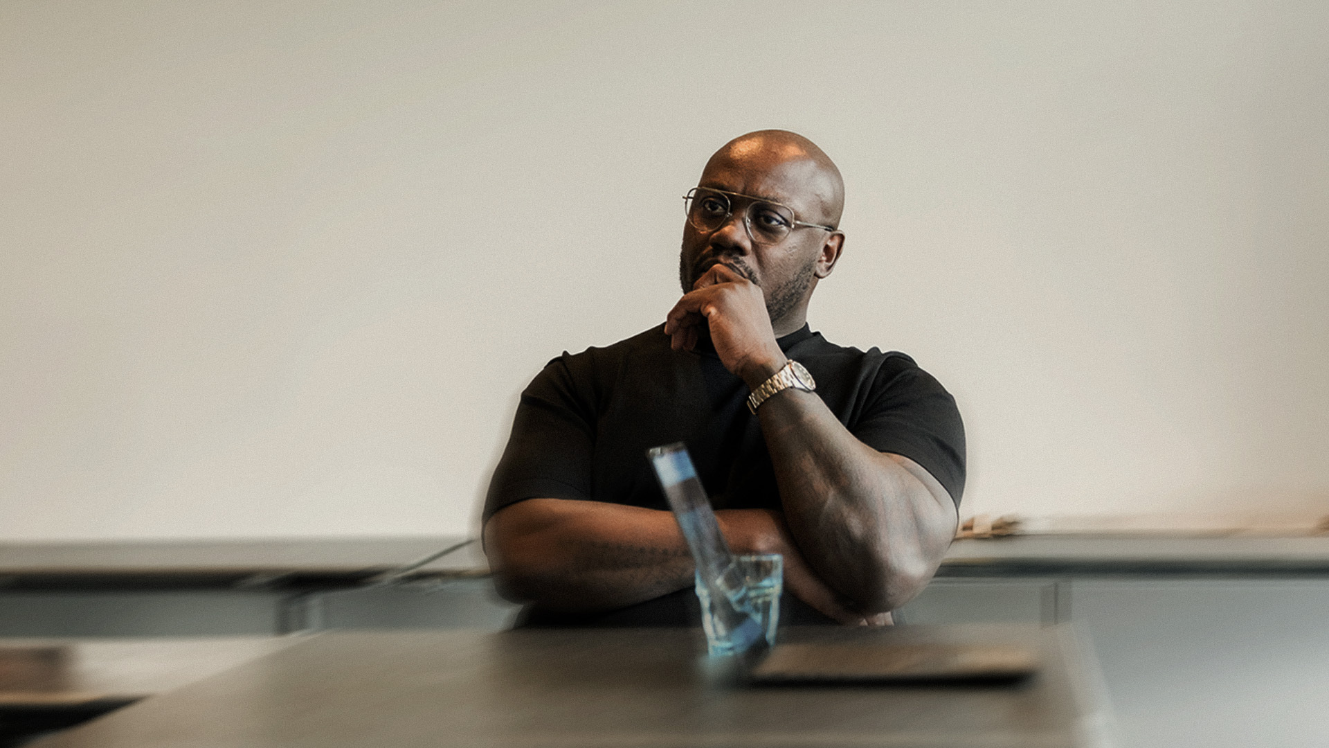 Teamlid bespreekt interventies tijdens overleg met collega’s